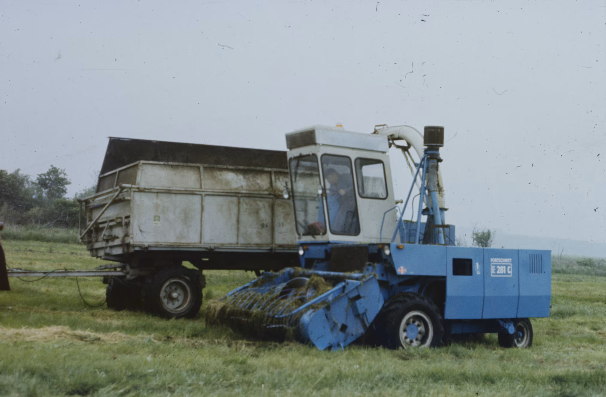 ../_images/lpg-haecksler-mit-schwadaufnahme.avif